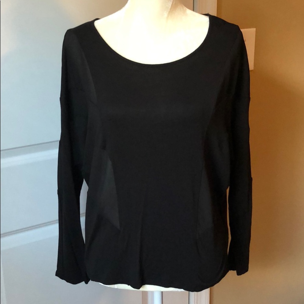Black dolman sleeve top w/stylish details! Med